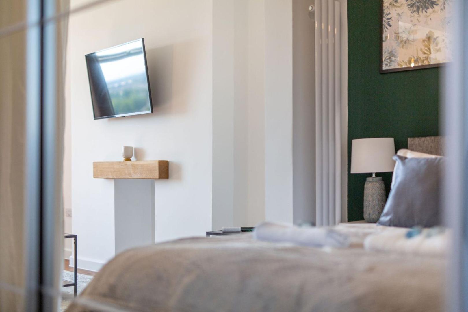Studio Apartment With 65" Smart Tv Ньюпорт Экстерьер фото