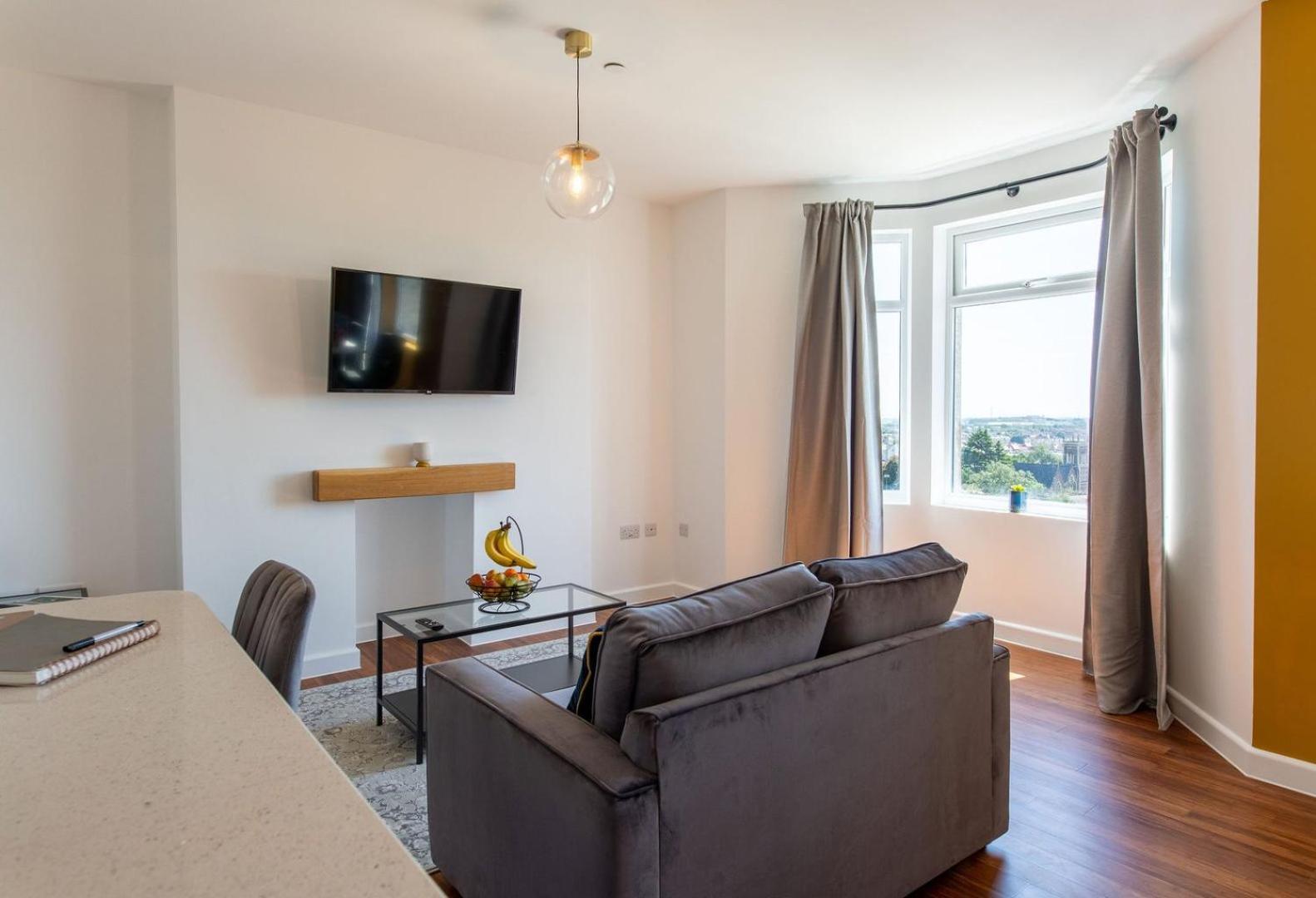 Studio Apartment With 65" Smart Tv Ньюпорт Экстерьер фото